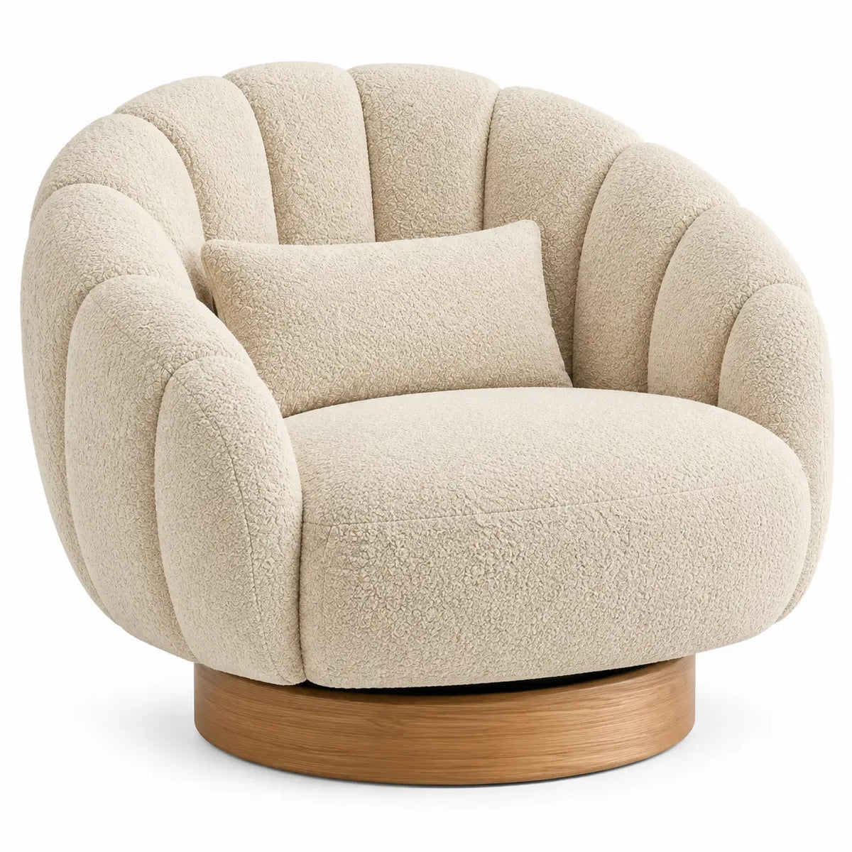 Fauteuil beige enveloppant à dossier cannelé et socle circulaire