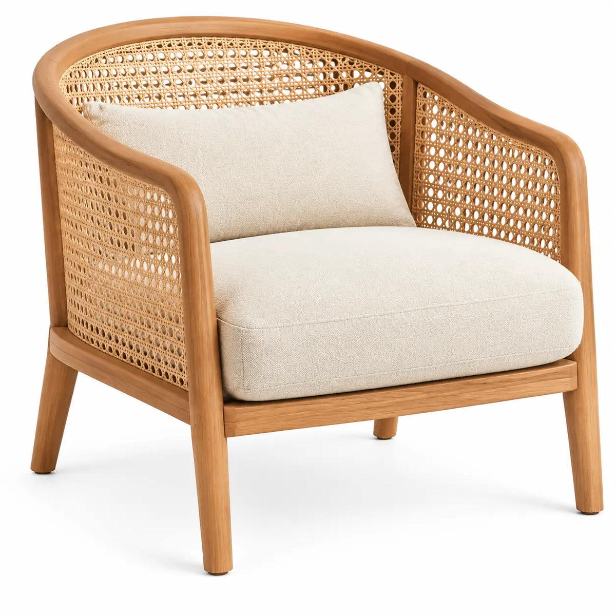 Fauteuil beige à dossier enveloppant tressé et coussins clairs