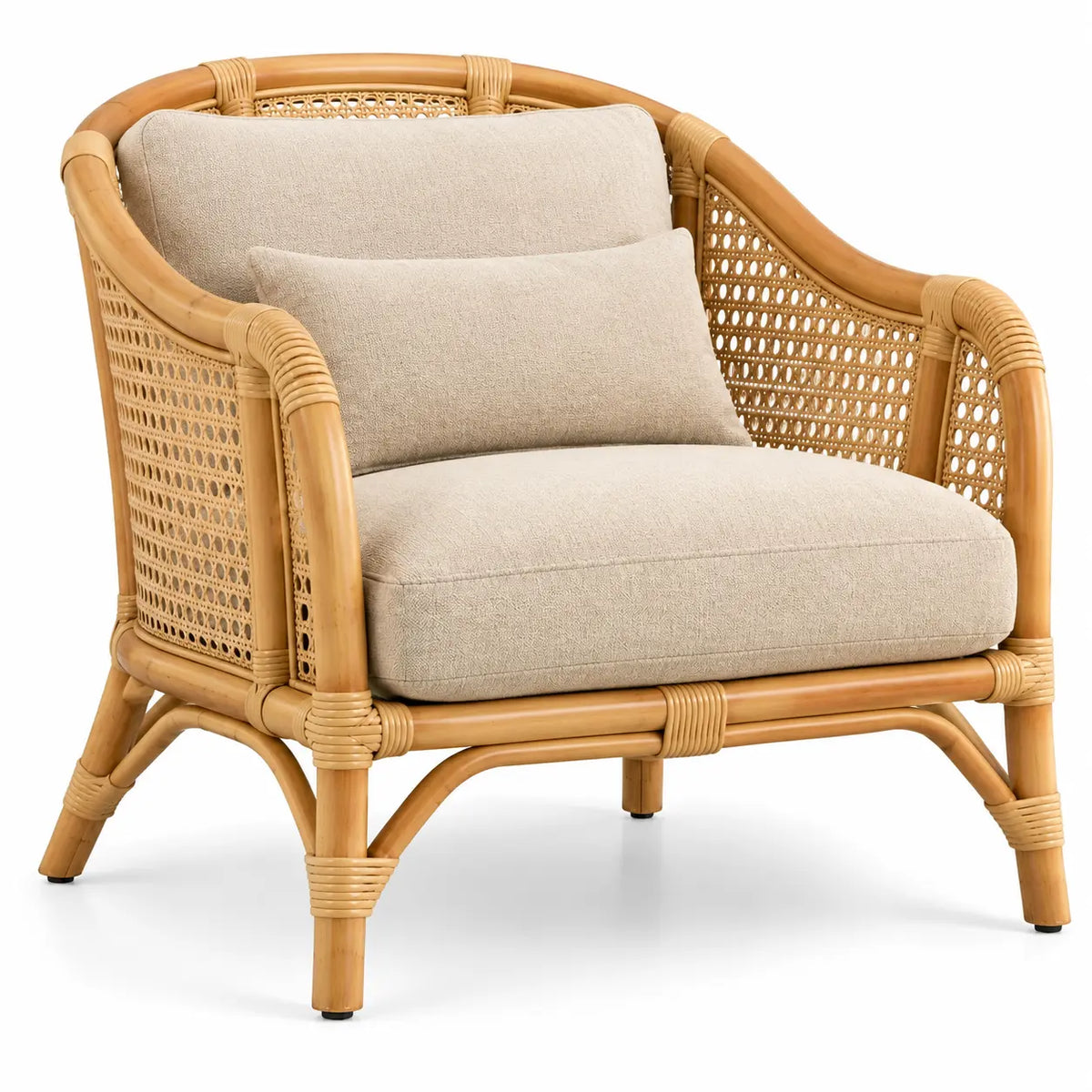 Fauteuil beige à côtés tressés et structure tubulaire apparente